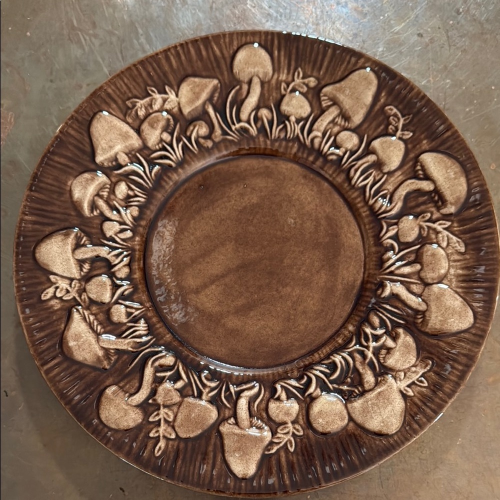 Vintage Glossy Brown Dinnerware Servicing Plate with Mushroom Border 🍄‍🟫